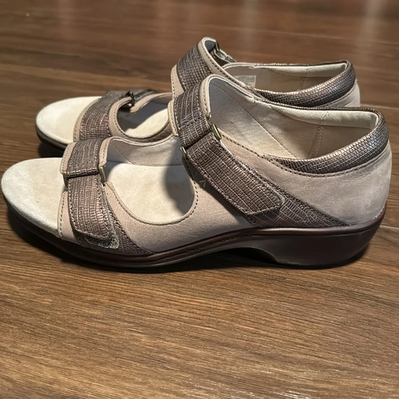Aravon by Rockport Duxbury Two Strap Taupe Leather Sandal *CH4079. Size 7 - Picture 2 of 7